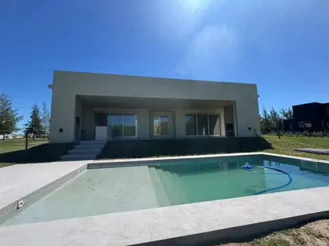 Venta de casa en una planta con pileta - Naudir Aguas Privadas