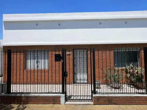 Casa 4 ambientes  con cochera y jardín y depto. 2 ambientes independiente en venta