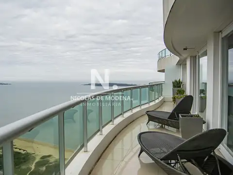 Espectacular departamento triplex de 4 suites + dep de servicio en venta frente al mar.
