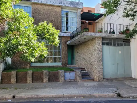 Vendo O PERMUTO casa en zona Parque Urquiza con gran terreno