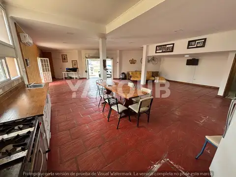 Casa en Venta con 2 cocheras