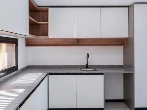 Casa en Alquiler con 2 cocheras