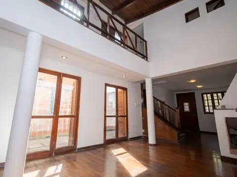 Casa 8 ambientes con 2 baños