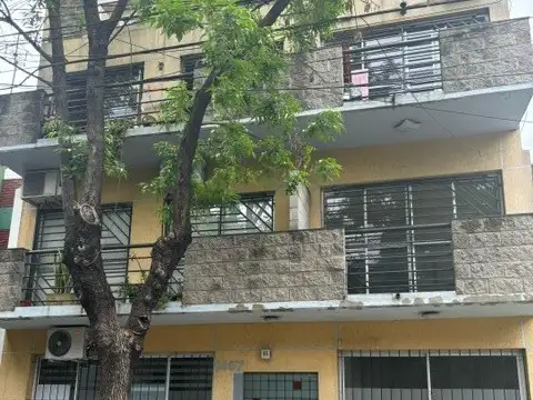 DEPARTAMENTO AL FRENTE PLANTA BAJA IMPECABLE ESTADO 