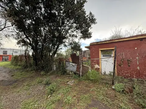 Terreno de 240m2 con casa a reciclar a la venta en Ezeiza
