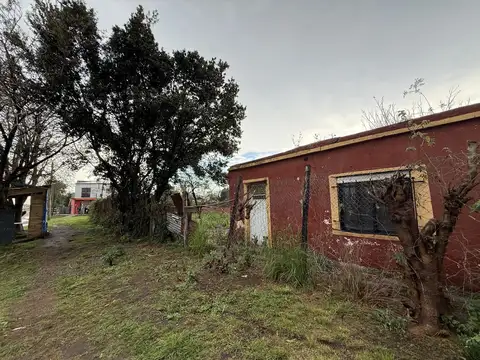 Terreno de 240m2 con casa a reciclar a la venta en Ezeiza