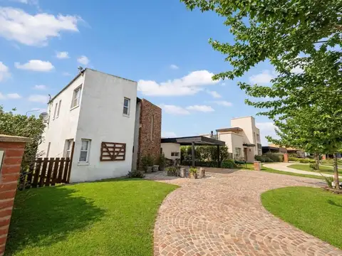 Casa en Venta con 2 cocheras
