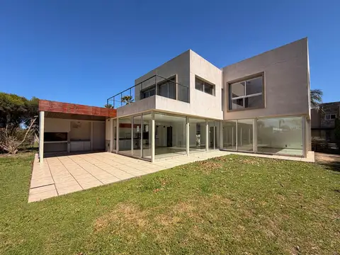 CASA DE 3 DORMITORIOS EN VENTA EN BARRIO PRIVADO MIRAFLORES-FUNES HILLS