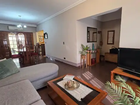 Casa 5 ambientes con 4 baños