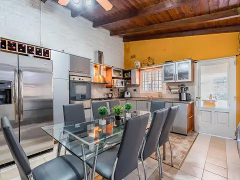 Casa 5 ambientes con 2 baños
