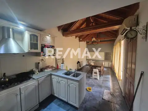 Casa 7 ambientes con 2 baños