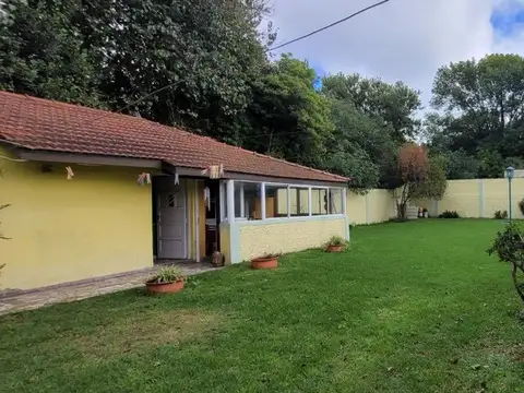 CASA 4 AMBIENTES GARAGE CUBIERTO,QUINCHO Y FONDO.