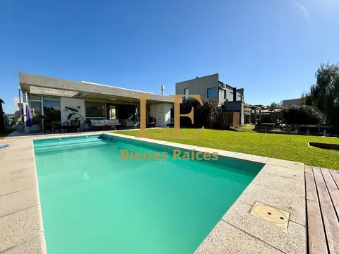 Casa 4 ambientes con 3 baños