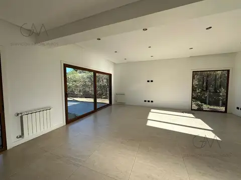 Casa en Alquiler con 1 cochera