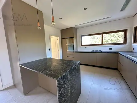 Casa 5 ambientes con 3 baños
