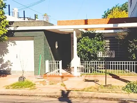 Casa Familiar de 4 Ambientes con Cochera y 2 Baños