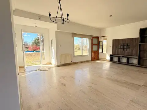 Casa en Alquiler con 2 cocheras