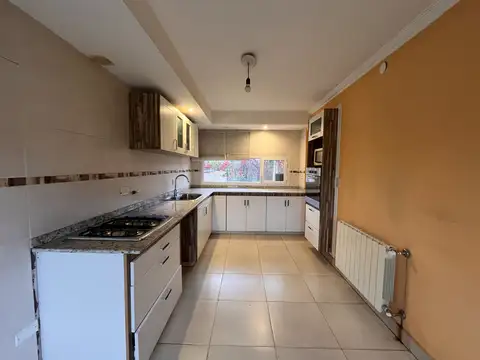 Casa en Alquiler con 2 cocheras