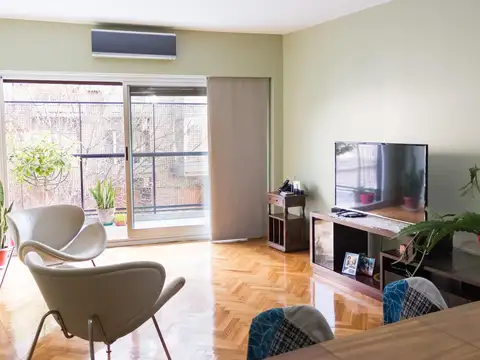 Venta departamento cuatro ambientes con dependencia en Palermo con balcón al frente y baulera