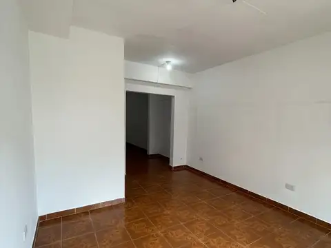 LOCAL | 38 M² | VIDRIERA | A LA CALLE | ZONA COMERCIAL | PILAR CENTRO