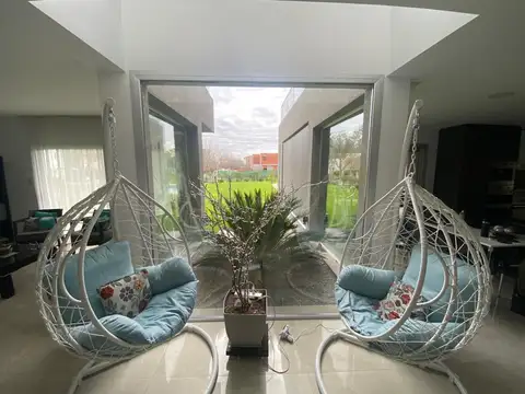 Casa 6 ambientes con 5 baños