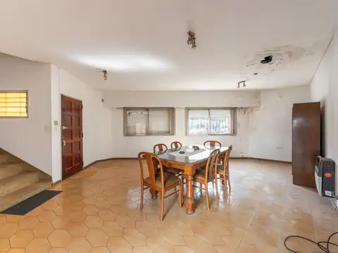 Oportunidad! Casa 2 plantas con Jardin y Garaje - A Reciclar- en Parque Patricios.
