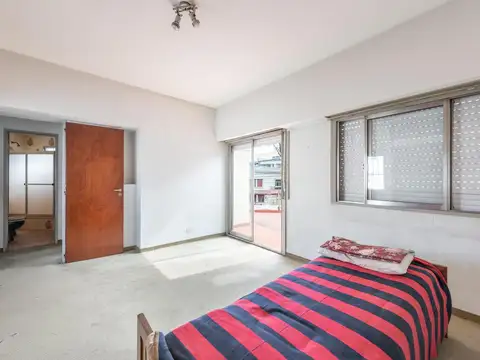 Oportunidad! Casa 2 plantas con Jardin y Garaje - A Reciclar- en Parque Patricios.