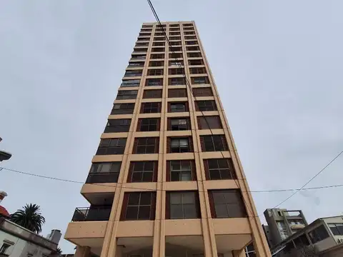 Venta Bernal Ctro. Semipiso 4 amb. c/ baulera y cochera.