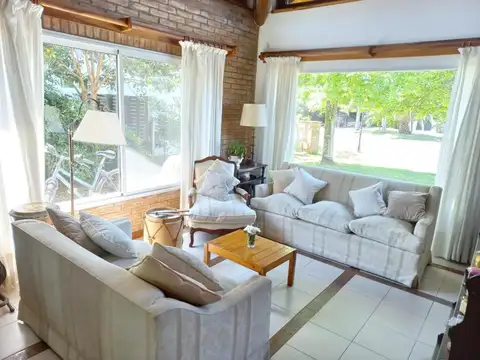 Alquiler de hermosa Casa en Barrio Santa Bárbara 