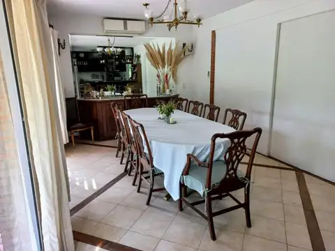 Casa 8 ambientes con 3 baños