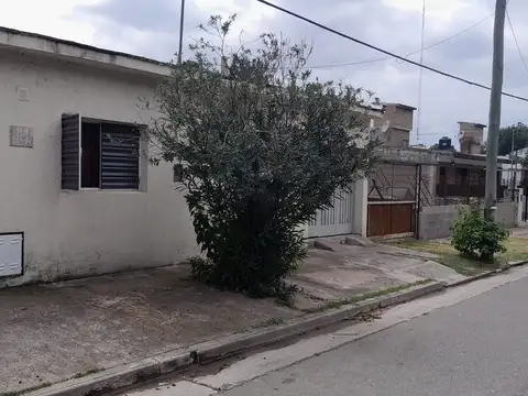 CASA DE 3 DORMITORIOS + 1 DTO MONOAMBIENTE