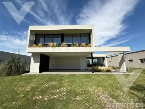 Casa a estrenar de 5 ambientes. Piscina con vista al lago.  Oportunidad.
