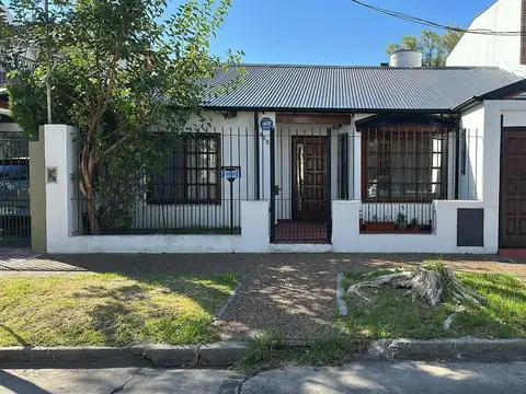 Casa en una planta , zona Olivos