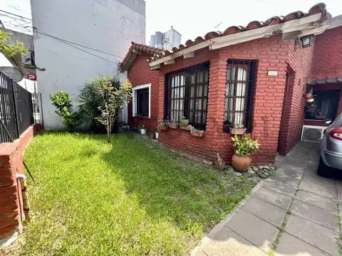 VENTA DE CASA 4 AMBIENTES EN CASTELAR NORTE