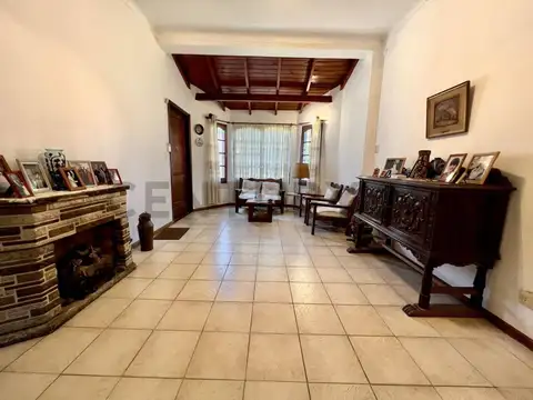 VENTA DE CASA 4 AMBIENTES EN CASTELAR NORTE