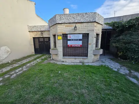 Casa de 4 amb. C/Garage p/2 Autos. Patio c/Parrilla y Jardín.