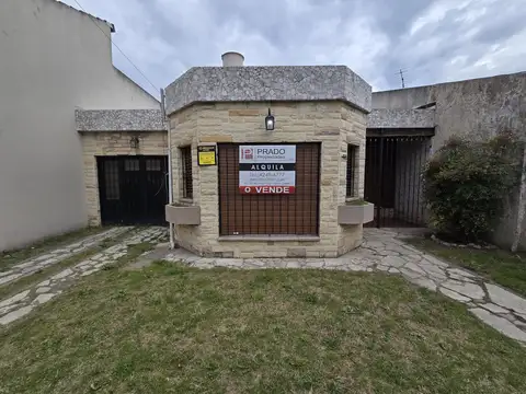Casa de 4 amb. C/Garage p/2 Autos. Patio c/Parrilla y Jardín.