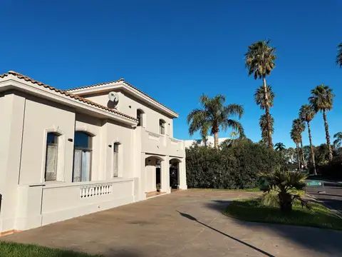 Casa en Alquiler con 3 cocheras