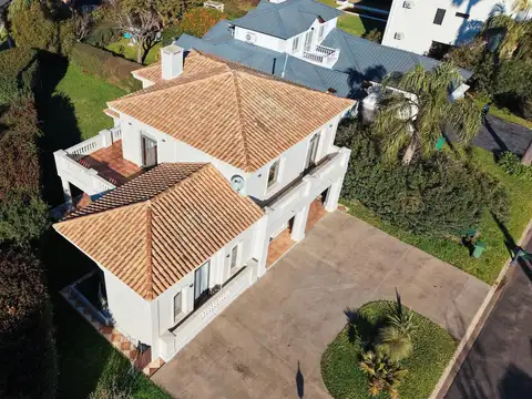 Casa 5 ambientes con 3 baños
