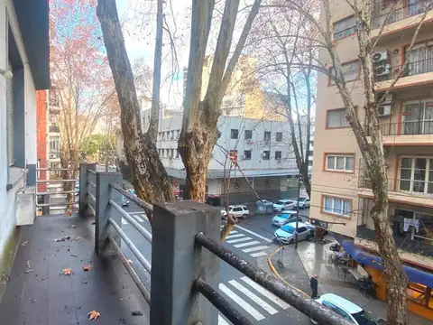 2 ambientes al frente con balcon