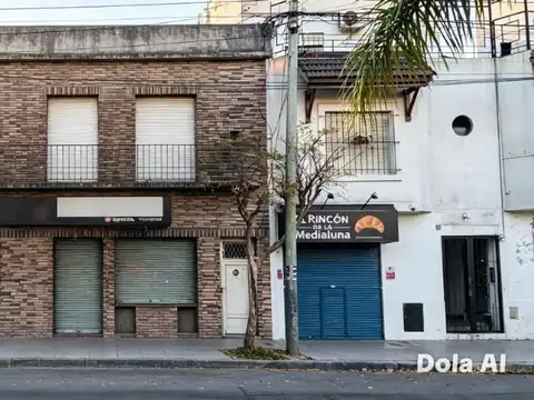 VIVIENDA MULTIFAMILIAR A RECICLAR PROPIEDAD DE RENTADE 677 m2 CON 2 LOCALES +CASA +DEPARTAMENTO 3 AMBIENTES EN TAPIALES