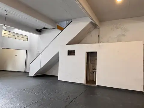 Galpón 350 m2 portpon oficna doble entrada lugar montacarga