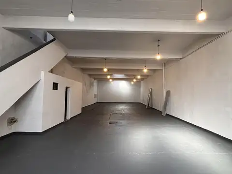 Galpón 350 m2 portpon oficna doble entrada lugar montacarga