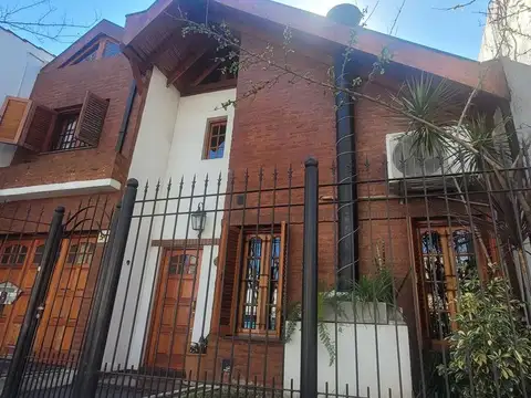 CASA 4 Amb. GARAGE PARQUE PILETA VESTUARIO Y DUCHA