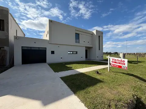 Casa 4 ambientes con 3 baños