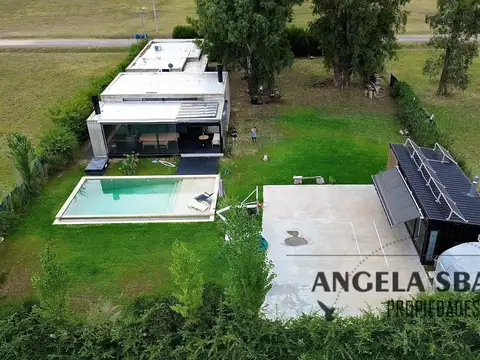 Casa 5 ambientes con 3 baños