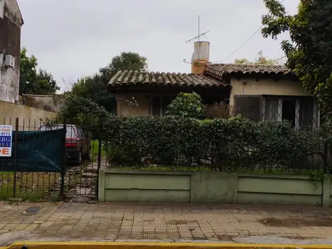 CASA A REFACCIONAR MUY BIEN UBICADO