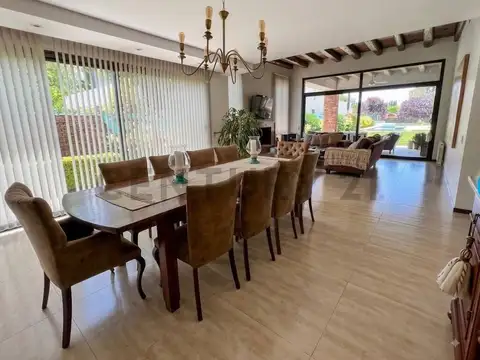 Casa en Venta con 2 cocheras