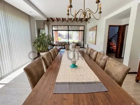 Casa 6 ambientes con 4 baños