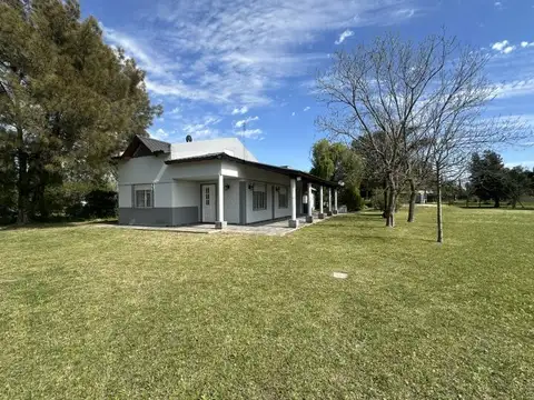 CASA QUINTA DE 2.680 M² CON PILETA – LOS OMBÚES, F. VARELA